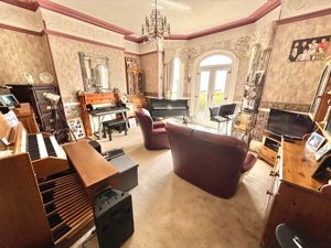 lounge- click for photo gallery